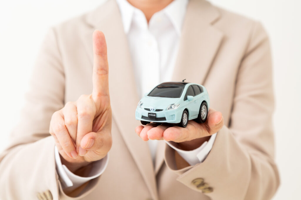 車と注意を促す男性